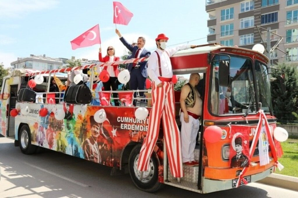 Atakum sokaklarında 23 Nisan sevinci, çocuklar balkonlardan kutladı - Resim 19