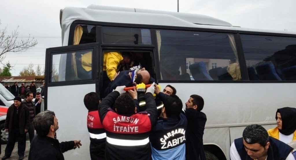 Samsun'da halk otobüsü ile midibüs çarpıştı: 24 yaralı - Resim 1