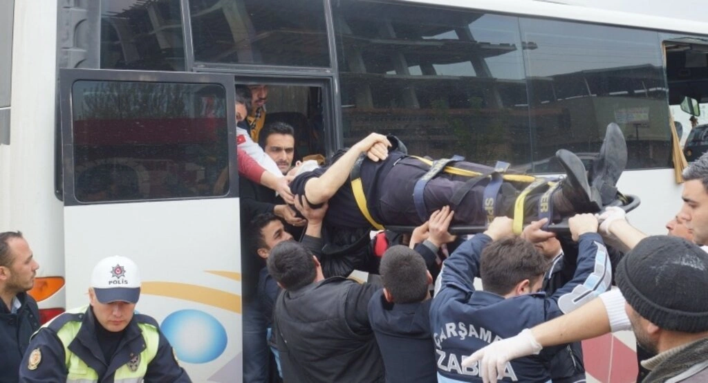 Samsun'da halk otobüsü ile midibüs çarpıştı: 24 yaralı - Resim 5
