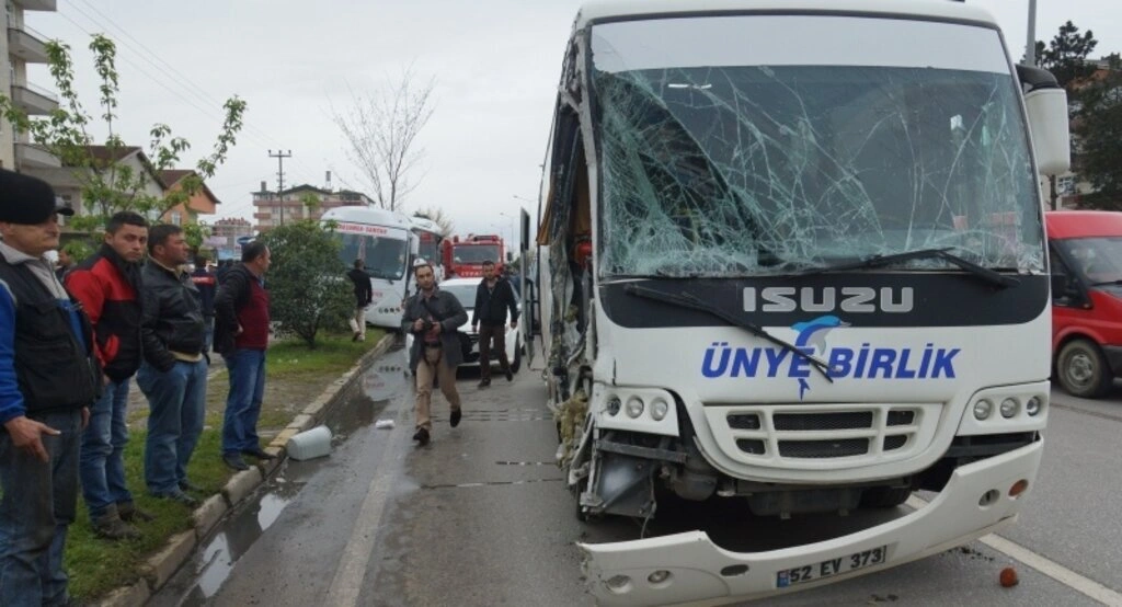 Samsun'da halk otobüsü ile midibüs çarpıştı: 24 yaralı - Resim 6