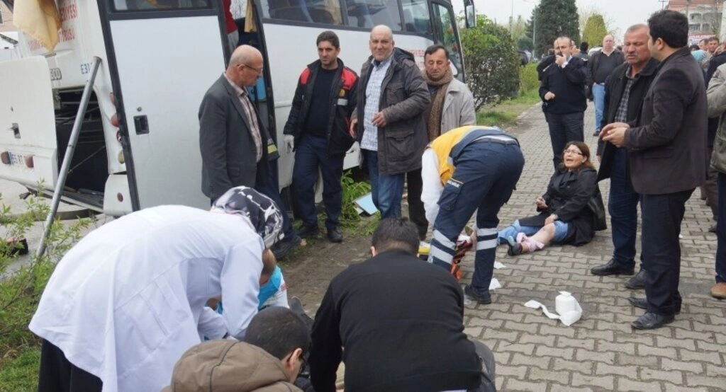 Samsun'da halk otobüsü ile midibüs çarpıştı: 24 yaralı - Resim 7