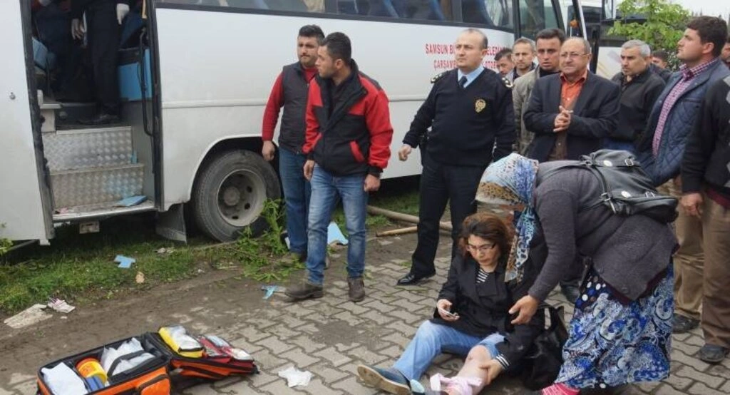 Samsun'da halk otobüsü ile midibüs çarpıştı: 24 yaralı - Resim 9