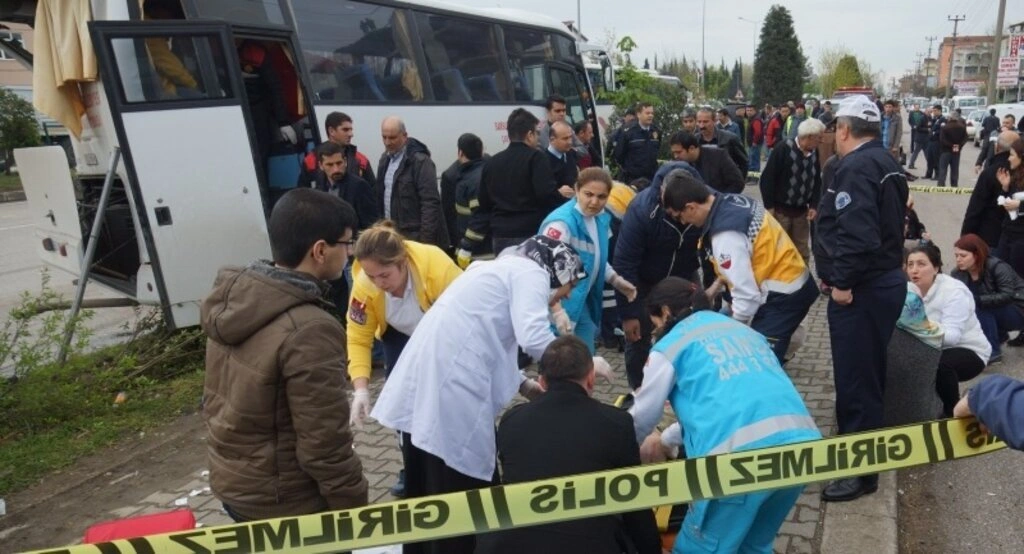 Samsun'da halk otobüsü ile midibüs çarpıştı: 24 yaralı - Resim 10