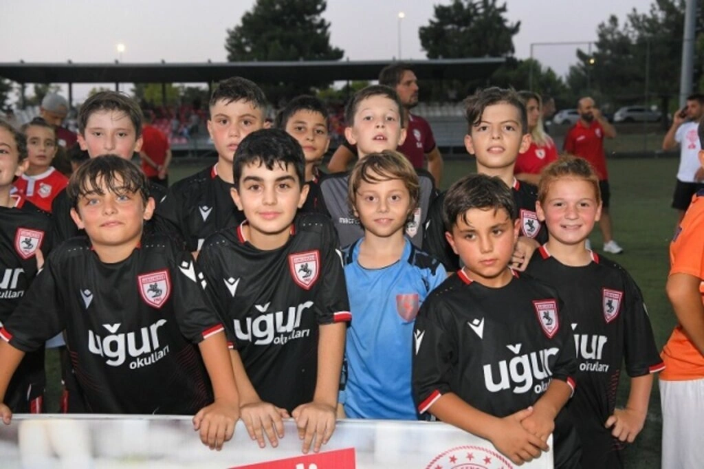 Küçük Dev Adamlar Futbol Turnuvası ödül töreni - Resim 1