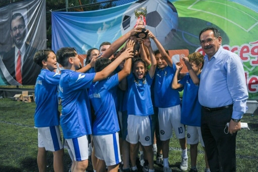 Küçük Dev Adamlar Futbol Turnuvası ödül töreni - Resim 2