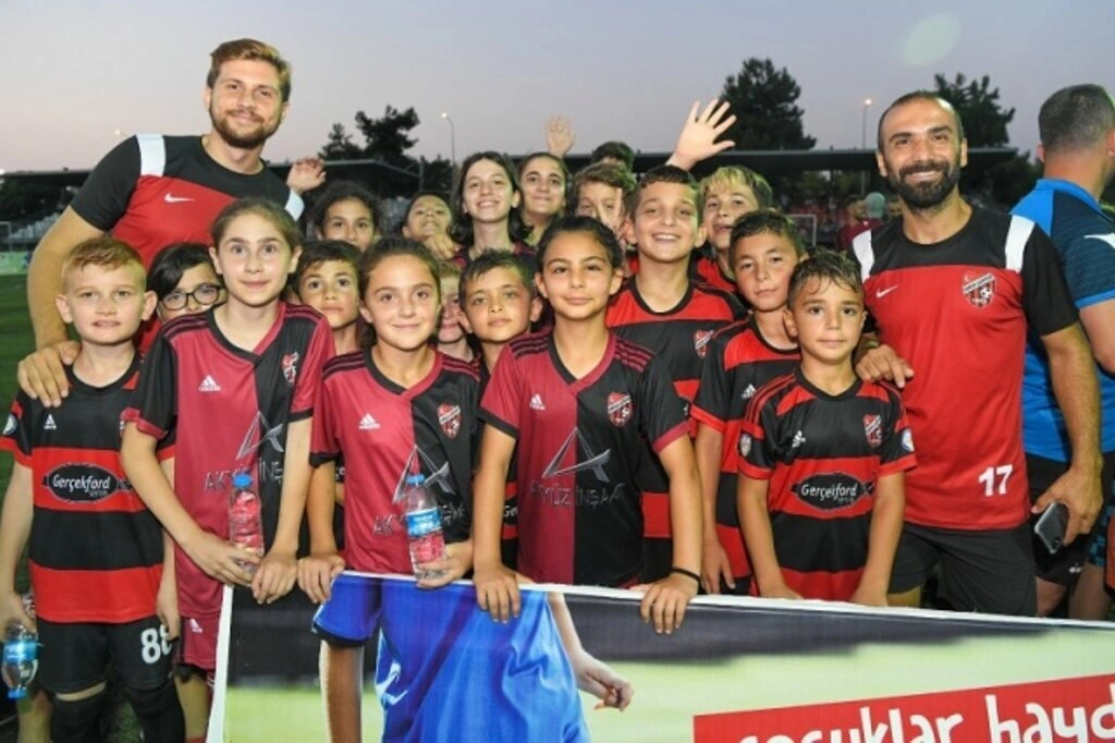 Küçük Dev Adamlar Futbol Turnuvası ödül töreni - Resim 3