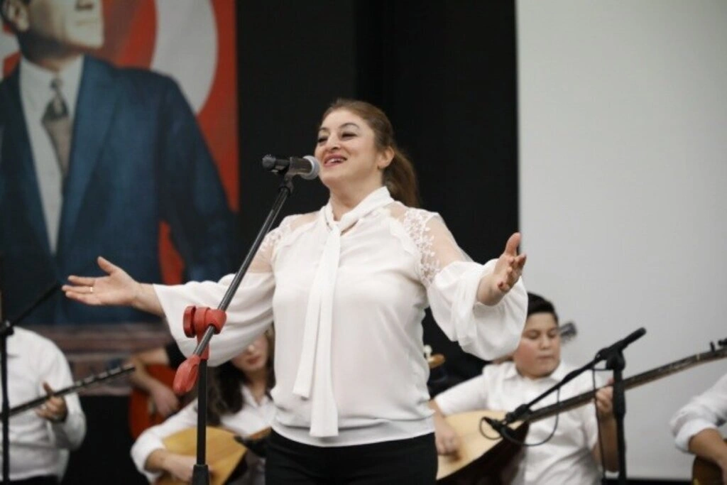 İlkadım Belediyesi saz kursiyerlerinden Bağlama Dinletisi ve Solistler Geçidi - Resim 6