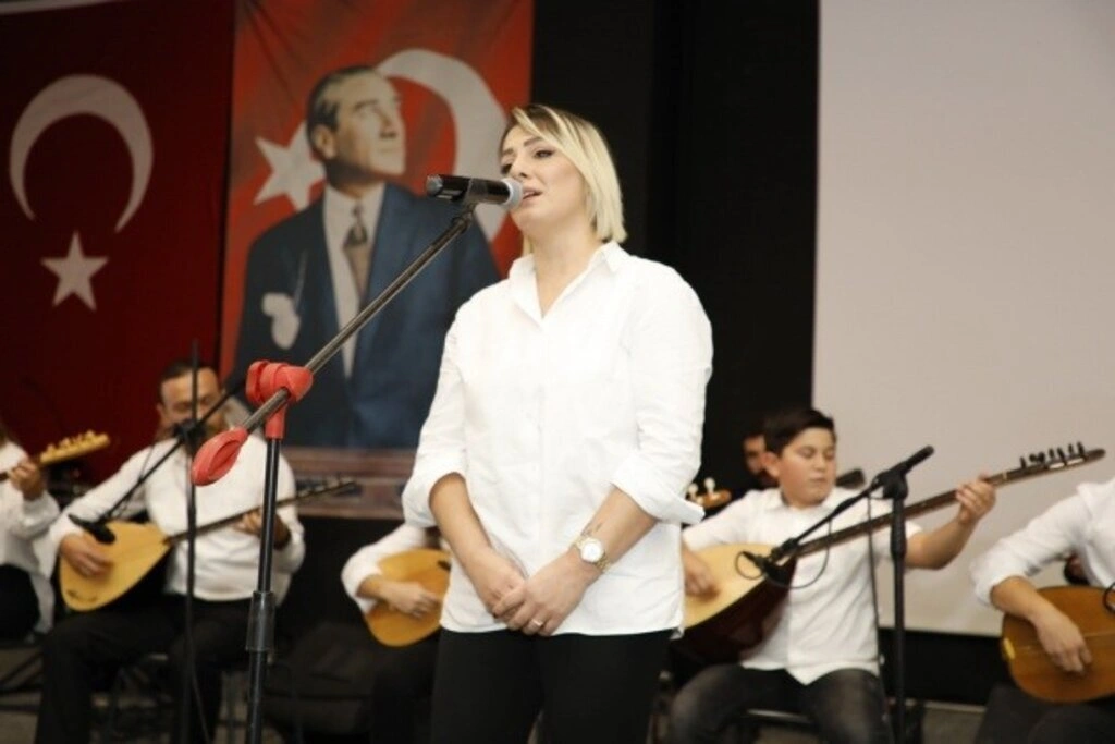İlkadım Belediyesi saz kursiyerlerinden Bağlama Dinletisi ve Solistler Geçidi - Resim 9