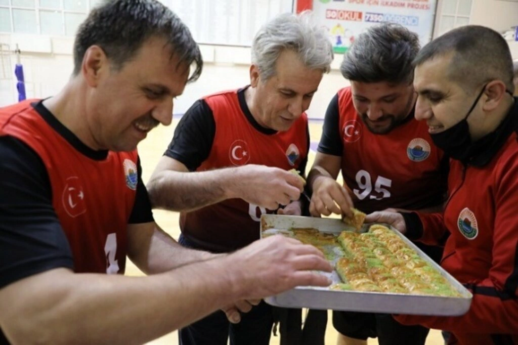İlkadım Belediyesi Birimler Arası Voleybol Turnuvası renkli görüntülere sahne oldu - Resim 3