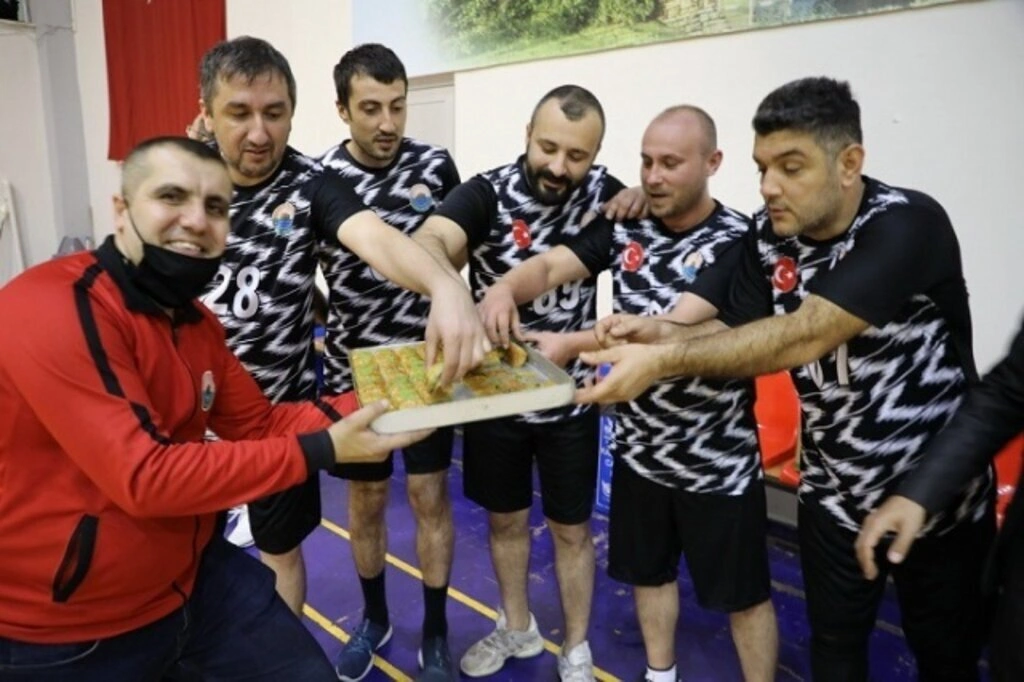 İlkadım Belediyesi Birimler Arası Voleybol Turnuvası renkli görüntülere sahne oldu - Resim 4