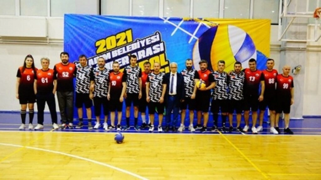 İlkadım Belediyesi Birimler Arası Voleybol Turnuvası renkli görüntülere sahne oldu - Resim 6