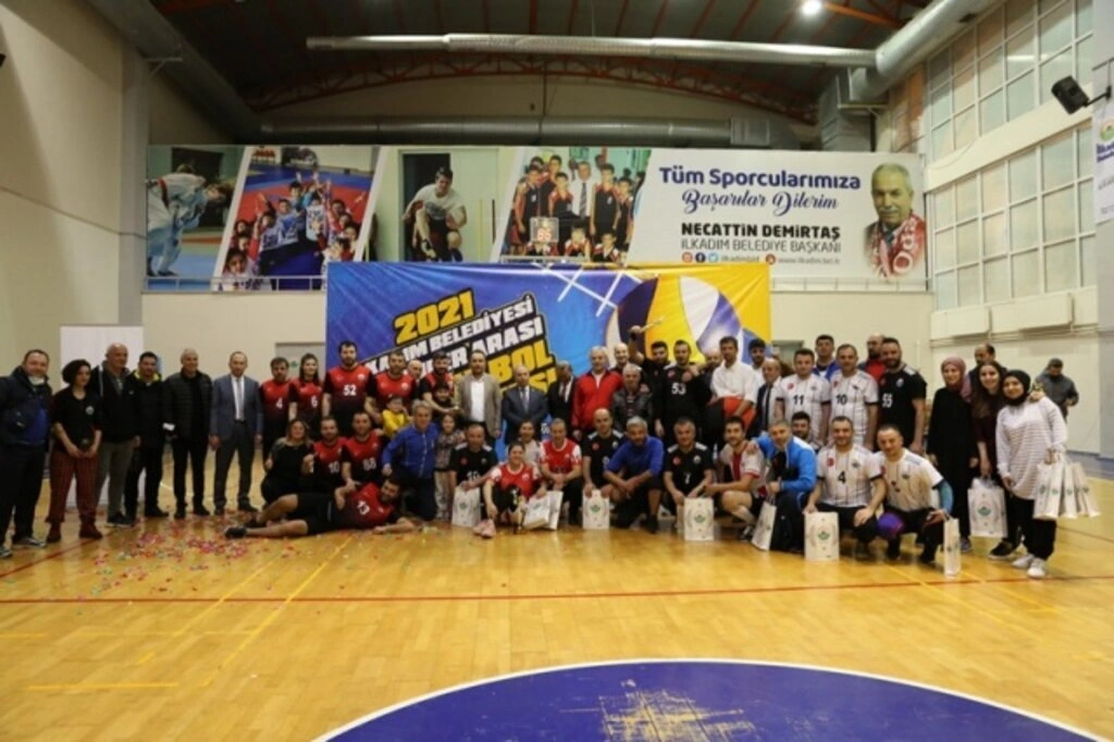 İlkadım Birimler Arası Voleybol Turnuvası'nın Şampiyonu Mali Hizmetler Müdürlüğü Oldu - Resim 15