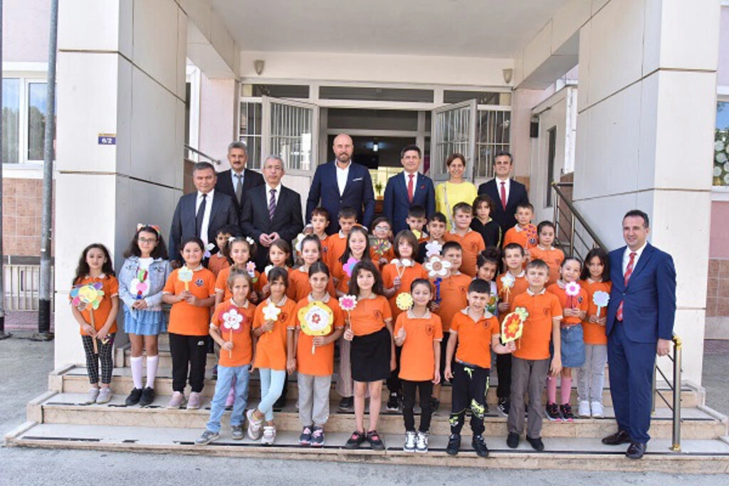 Tekkeköy'de 4 yeni okul öğrencilerle buluştu - Resim 3