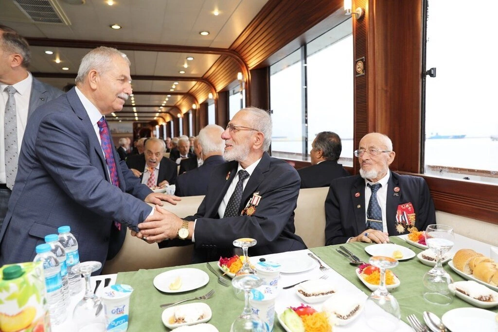 Samsun'da Gazilerin Büyük Coşkusu! Başkan Demirtaş Gaziler Günü'nde lokma dağıttı! - Resim 1