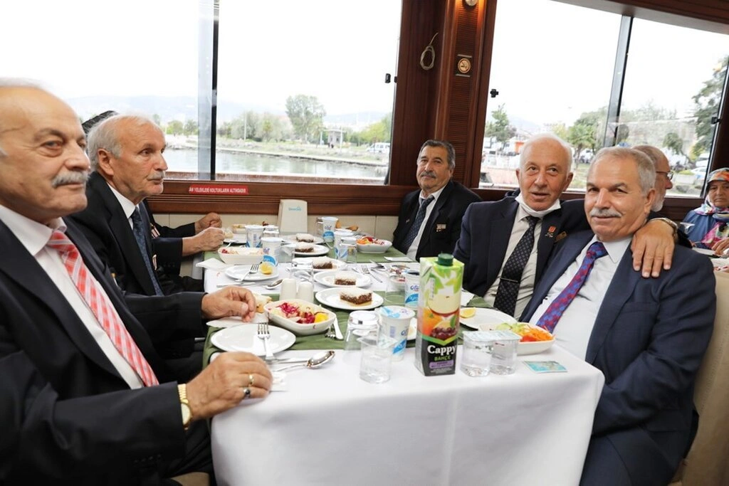 Samsun'da Gazilerin Büyük Coşkusu! Başkan Demirtaş Gaziler Günü'nde lokma dağıttı! - Resim 3