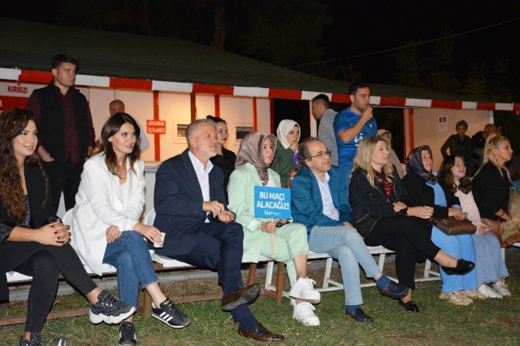 Hastanelerin dostluk maçında meme kanserine dikkat çekildi - Resim 1