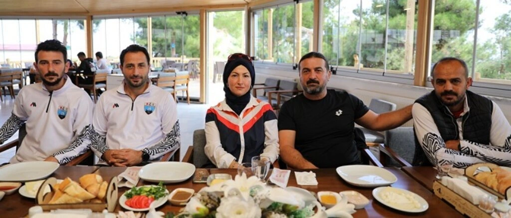Meclis Üyesi Adem Yıldırım'dan Karasamsunspor'a moral kahvaltısı - Resim 1