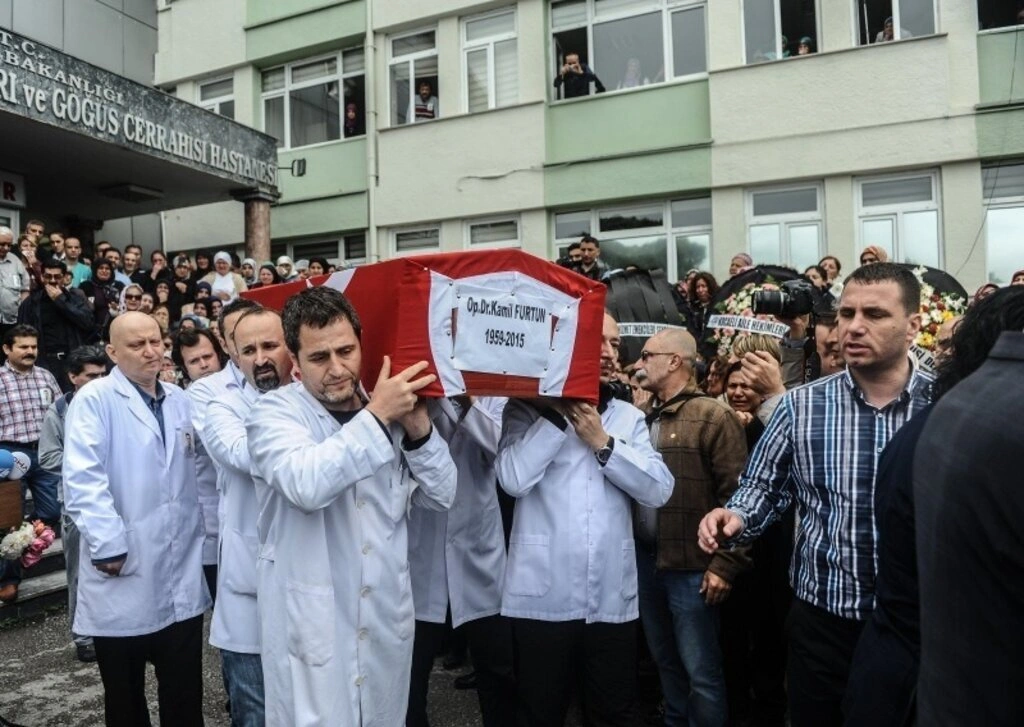 Şehit edilen doktor son yolculuğuna uğurlandı - Resim 5