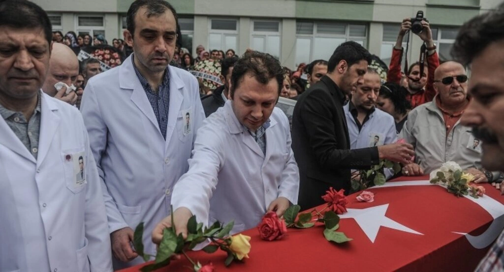 Şehit edilen doktor son yolculuğuna uğurlandı - Resim 6