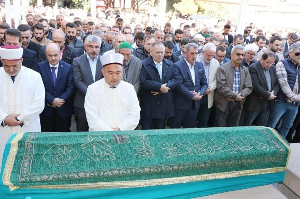 Tok ailesinin acı günü! Niyazi Tok son yolculuğuna dualarla uğurlandı - Resim 1