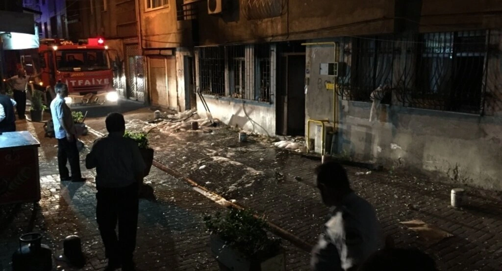 Yangından pencere demirlerini sökerek kurtuldular - Resim 4