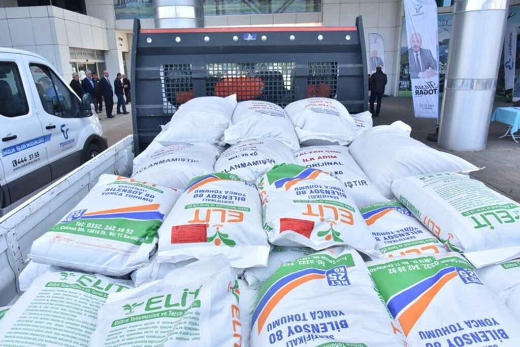 Tekkeköy’de çiftçilere buğday, yonca ve reygras tohumu dağıtıldı - Resim 1