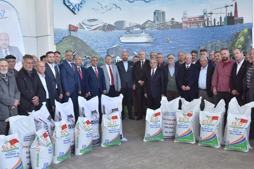 Tekkeköy’de çiftçilere buğday, yonca ve reygras tohumu dağıtıldı - Resim 12