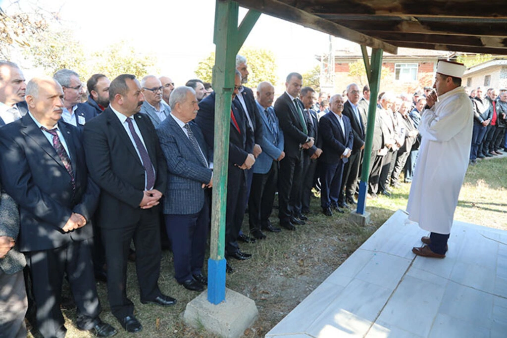Başkan Deveci'nin babası merhum Recep Deveci son yolculuğuna dualarla uğurlandı - Resim 2