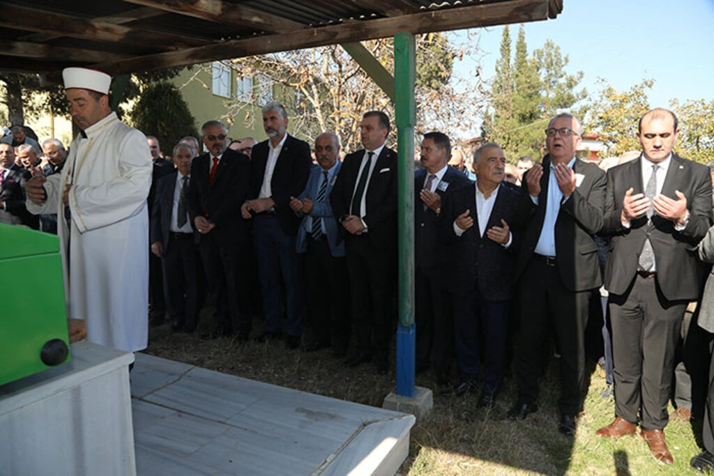 Başkan Deveci'nin babası merhum Recep Deveci son yolculuğuna dualarla uğurlandı - Resim 3