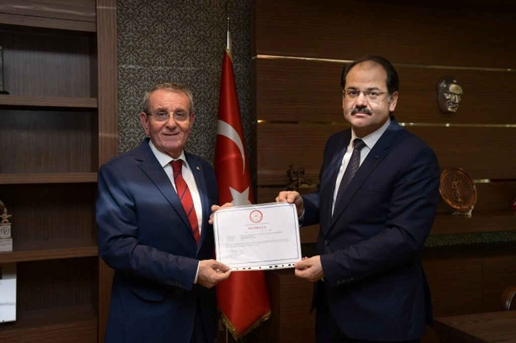 Başkan Murzioğlu ve Akyüz mazbatalarını aldı - Resim 1