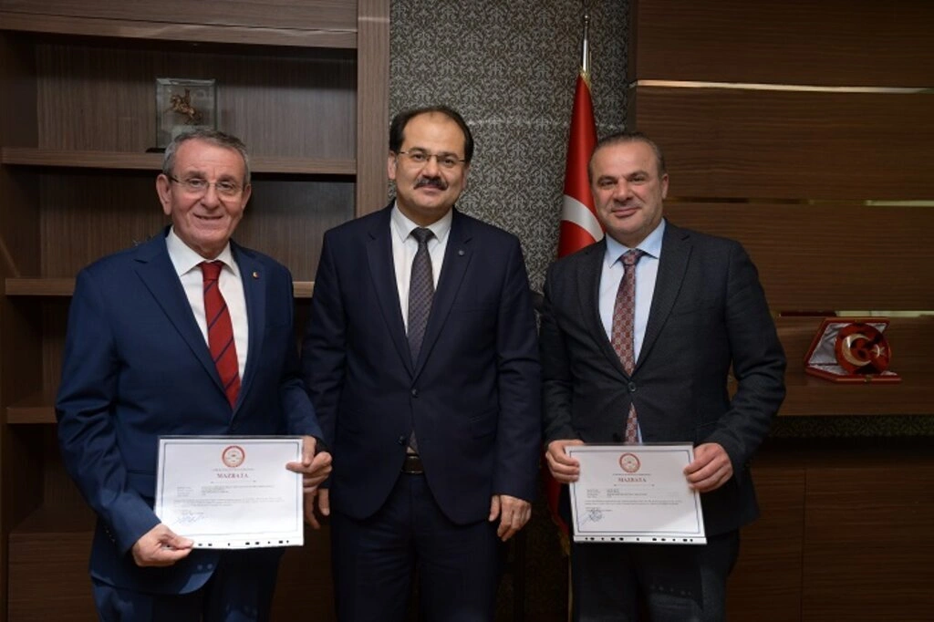 Başkan Murzioğlu ve Akyüz mazbatalarını aldı - Resim 3
