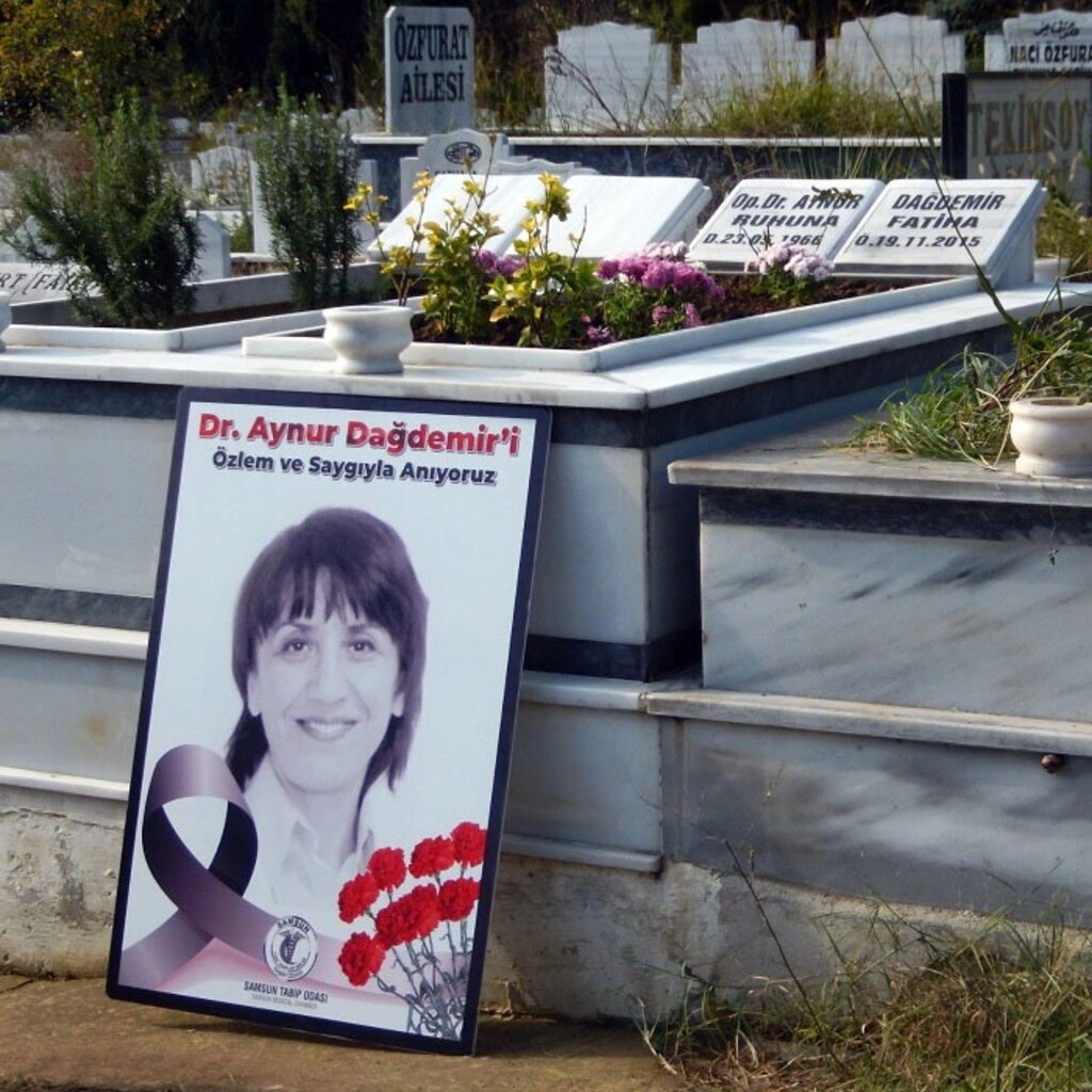 Aynur Dağdemir mezarı başında dualarla anıldı - Resim 1
