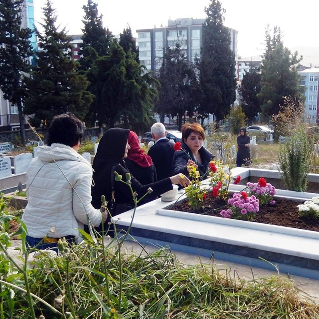 Aynur Dağdemir mezarı başında dualarla anıldı - Resim 3
