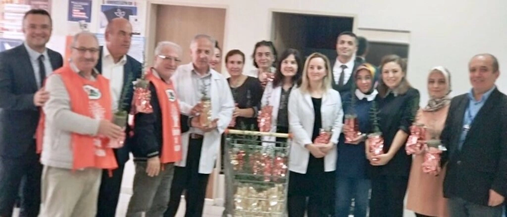 TEMA Vakfı Atakum'da öğretmenlere çam fidanı hediyesi - Resim 2