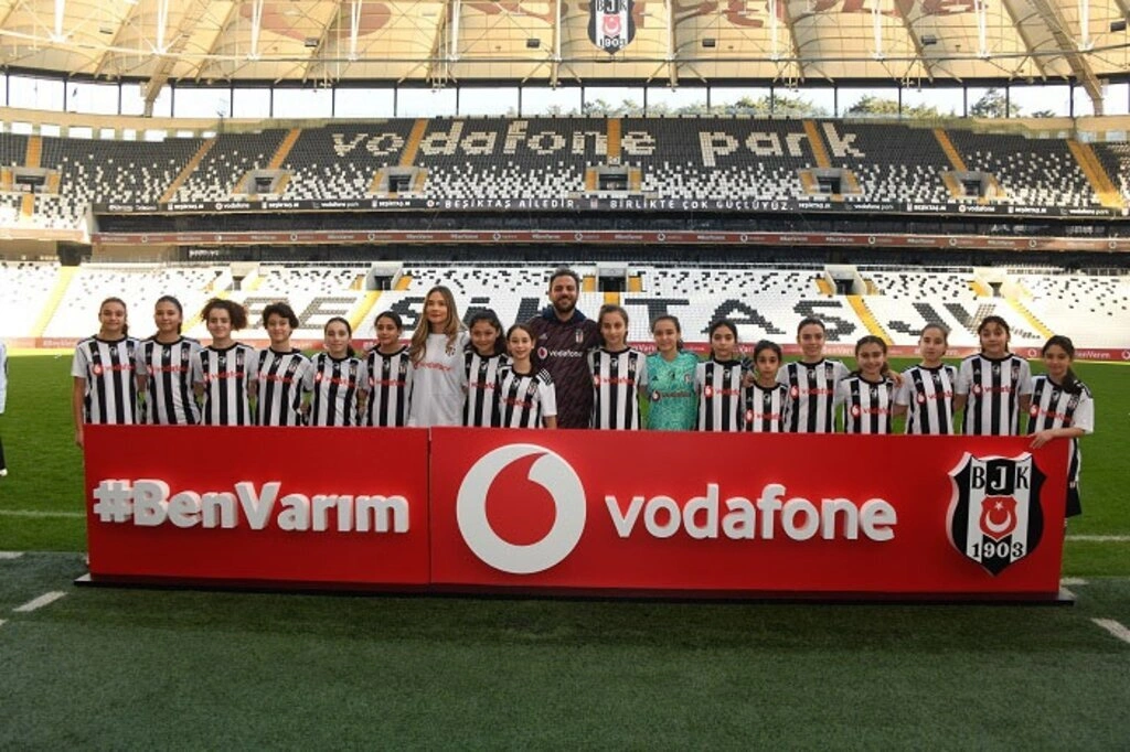 Erkan Kolçak Köstendil ve Müge Boz kız futbolcular ile Penaltı challenge'da biraraya geldi - Resim 1