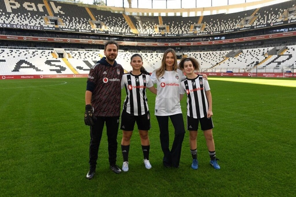 Erkan Kolçak Köstendil ve Müge Boz kız futbolcular ile Penaltı challenge'da biraraya geldi - Resim 2