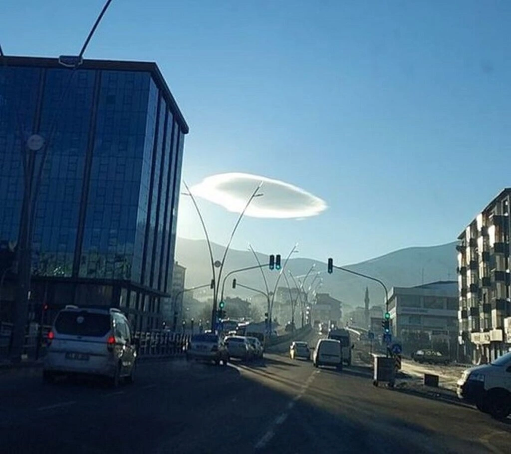 UFO'ya benzeyen bulut heyecanlandırdı! - Resim 1