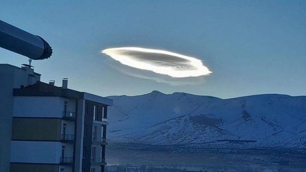 UFO'ya benzeyen bulut heyecanlandırdı! - Resim 2