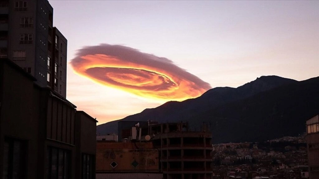 UFO'ya benzeyen bulut heyecanlandırdı! - Resim 3