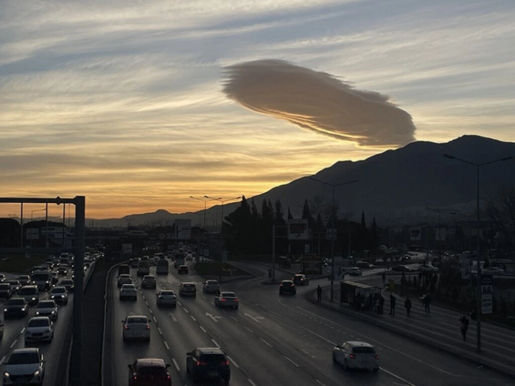 UFO'ya benzeyen bulut heyecanlandırdı! - Resim 4