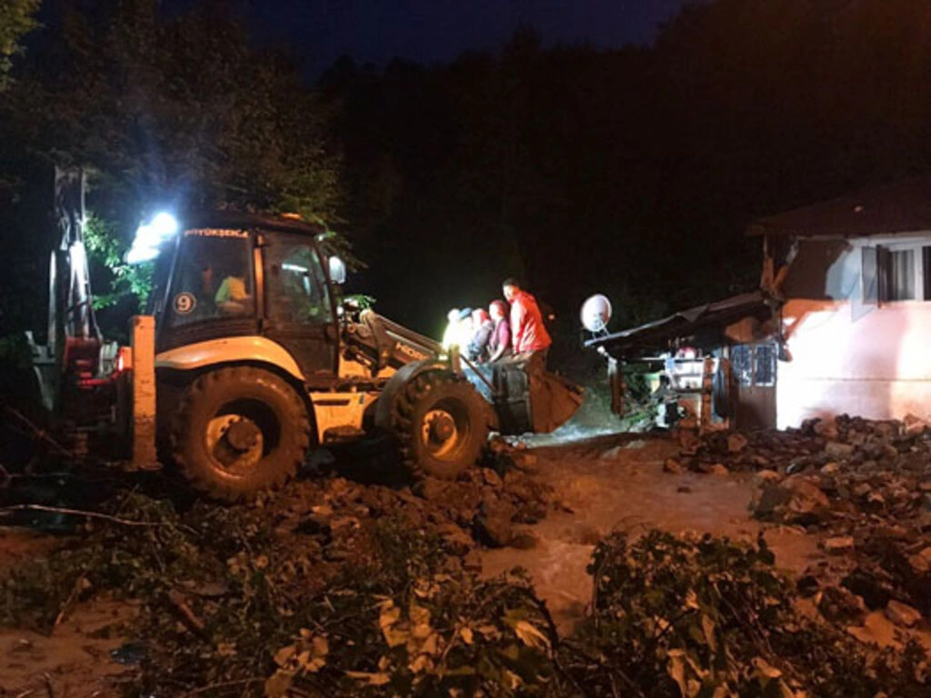 Samsun'a 24 saatte 97 kg yağış düştü! İşte sahada yapılan çalışmalar - Resim 2