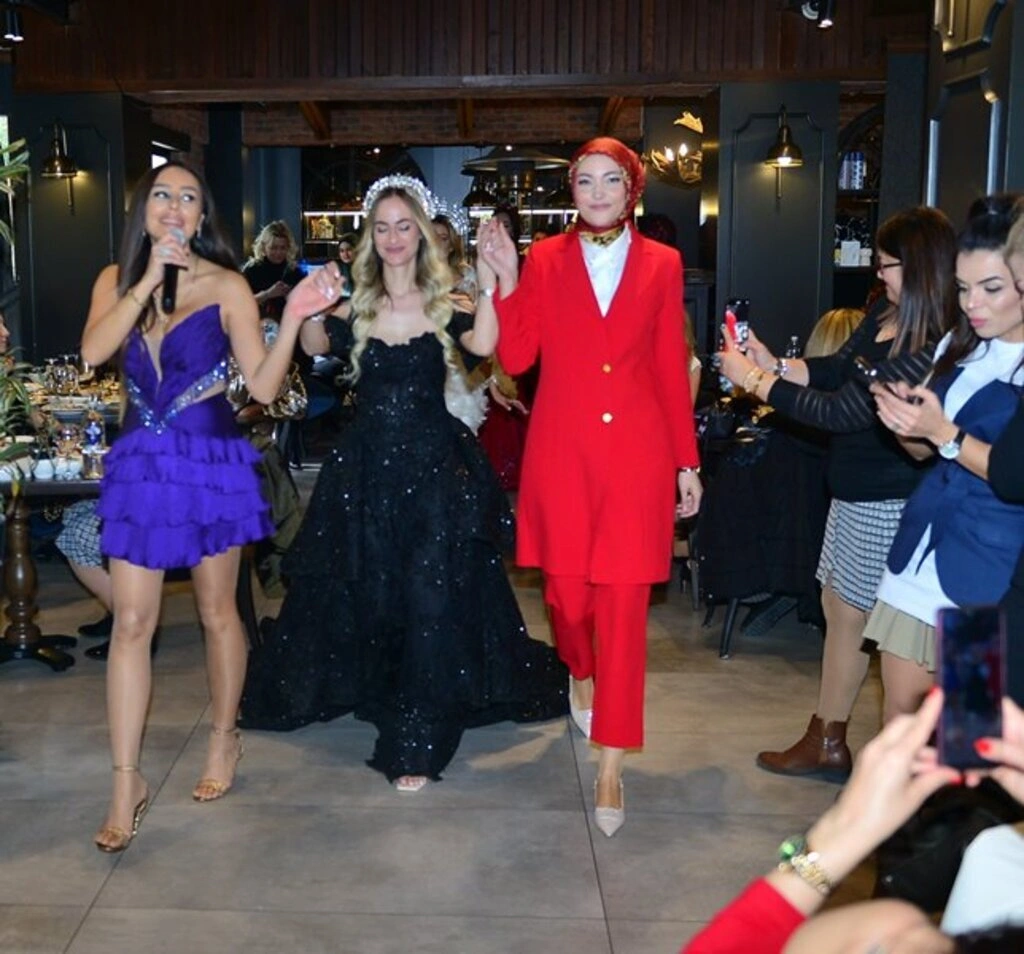 Moda tasarımcısı Özlem Değirmen'den Bursa’da renkli defile - Resim 1