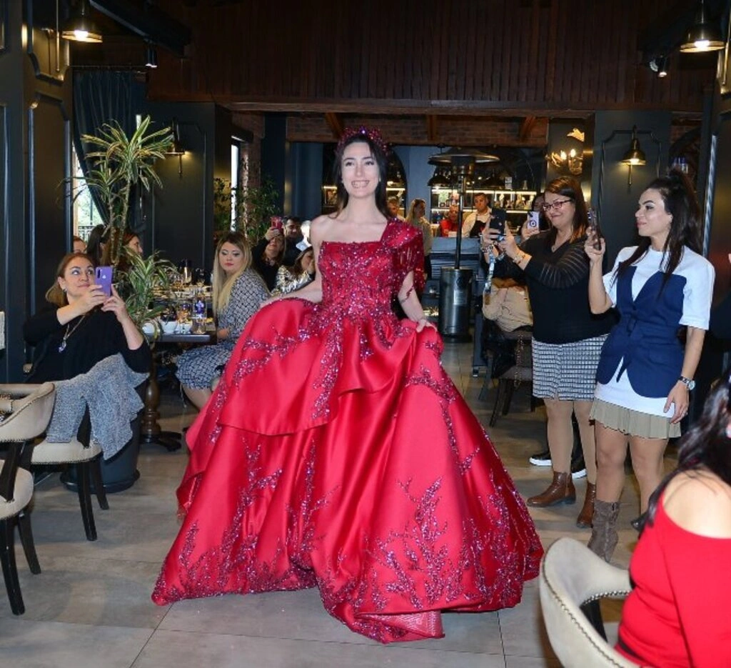 Moda tasarımcısı Özlem Değirmen'den Bursa’da renkli defile - Resim 2