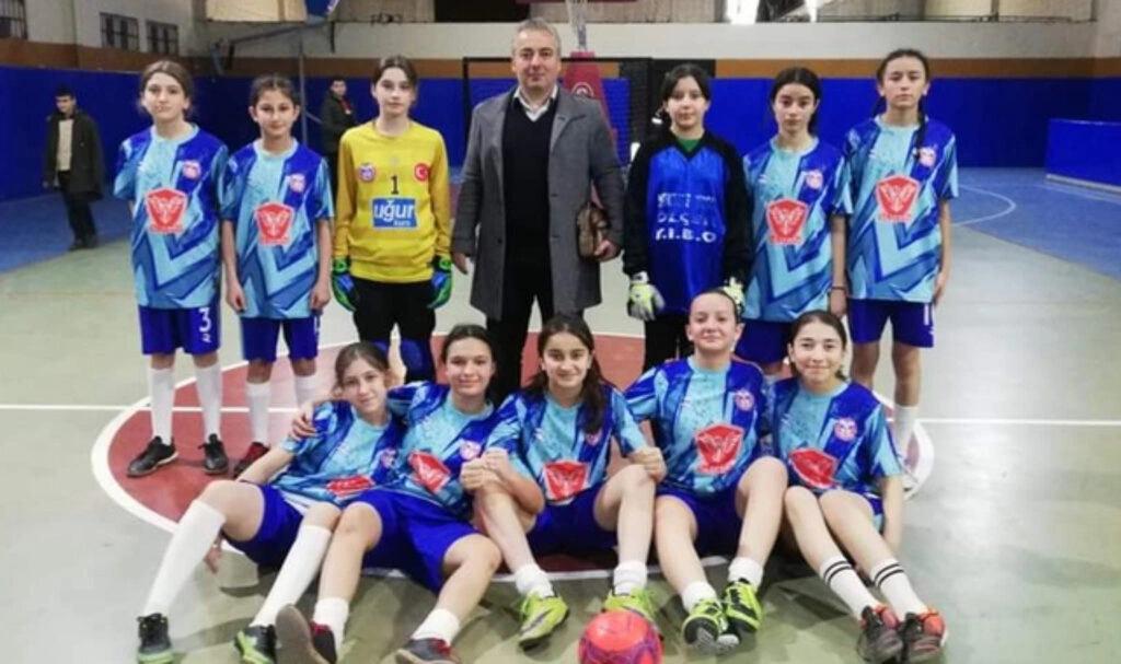 Havza Makbule Yusuf Ölçer Ortaokulu kız futsal takımı rakip tanımıyor - Resim 1
