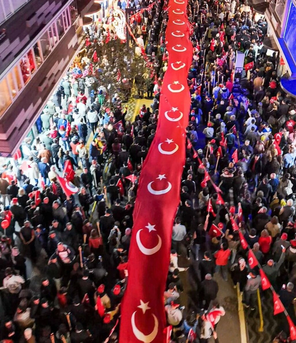 Samsun'da 1919 metrelik bayrak yürüyüşü coşkusu - Resim 1