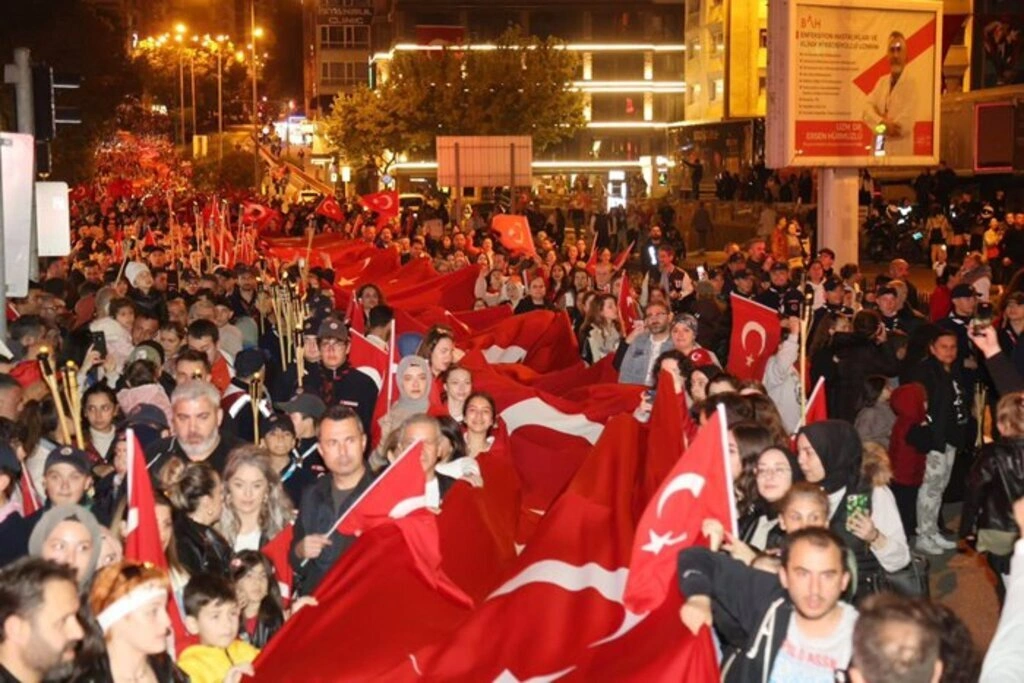 Samsun'da 1919 metrelik bayrak yürüyüşü coşkusu - Resim 3