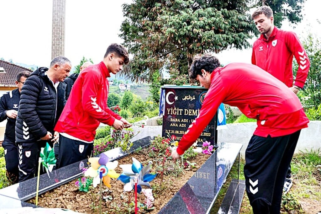 Samsunspor U19 Takımı Yiğit Demirel’in kabrini ziyaret etti - Resim 2