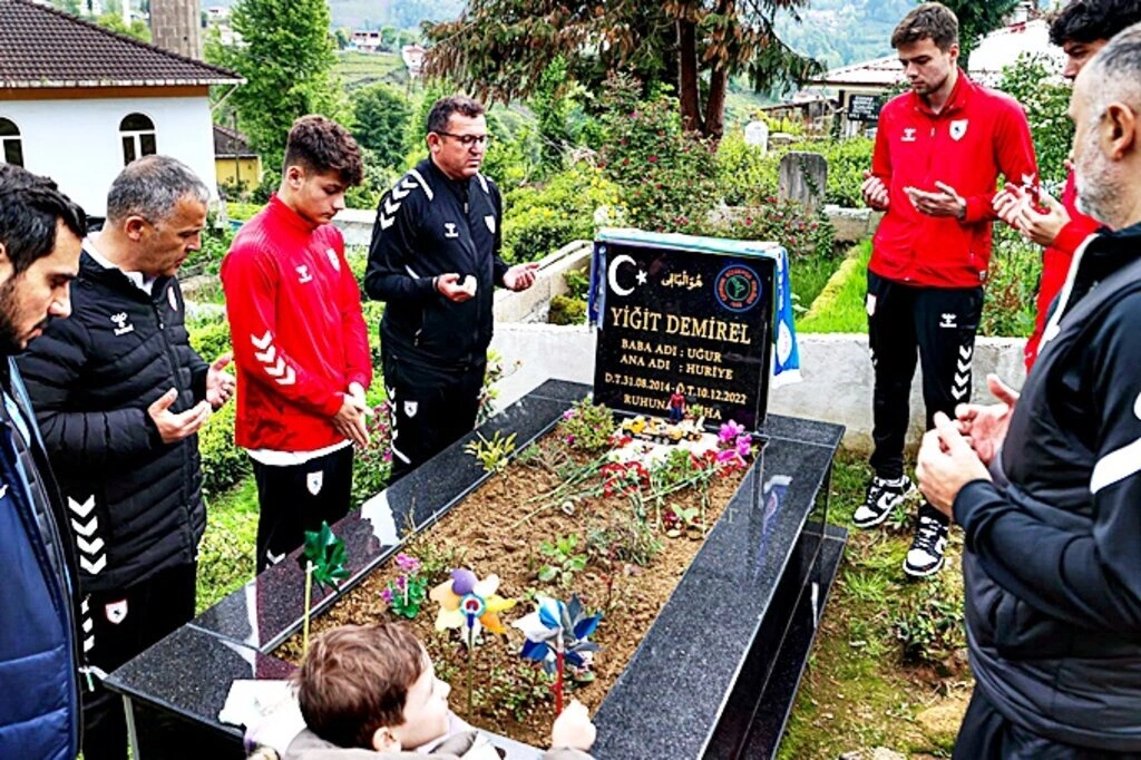 Samsunspor U19 Takımı Yiğit Demirel’in kabrini ziyaret etti - Resim 3
