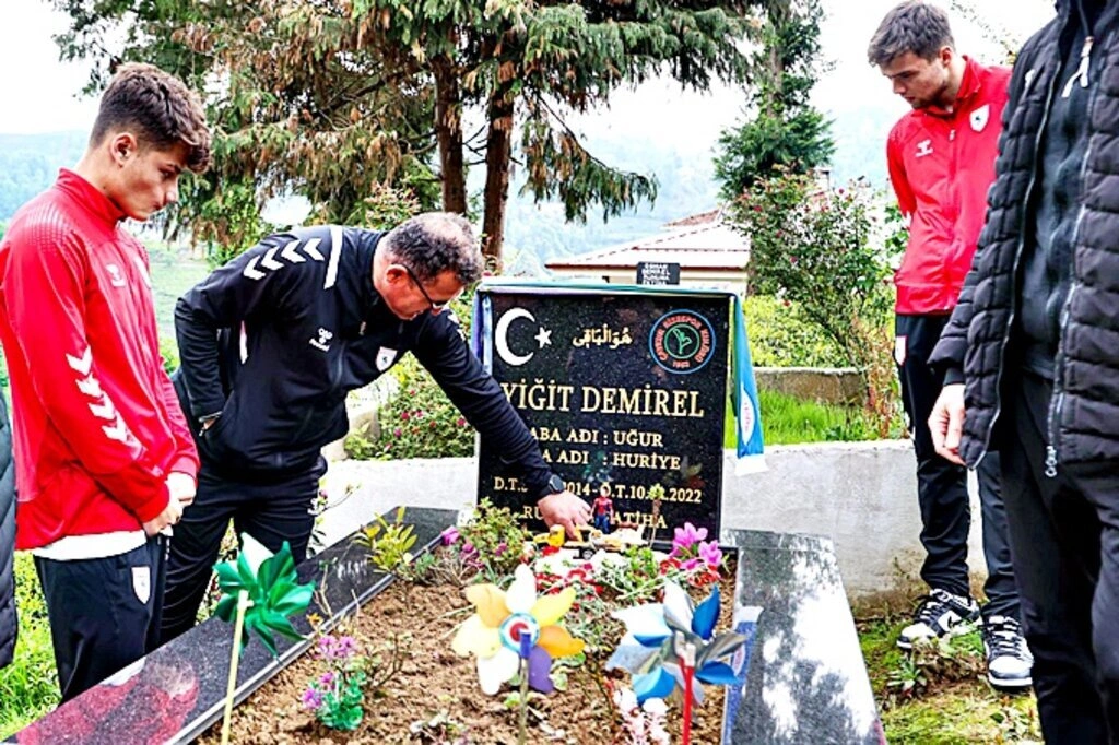 Samsunspor U19 Takımı Yiğit Demirel’in kabrini ziyaret etti - Resim 4