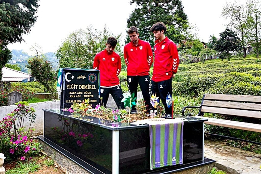 Samsunspor U19 Takımı Yiğit Demirel’in kabrini ziyaret etti - Resim 5